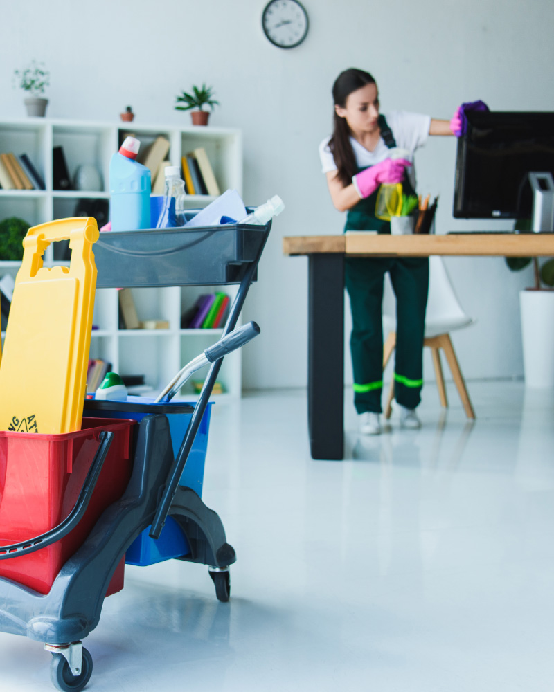 Professionelle Gebäudereinigung in einem Büro
